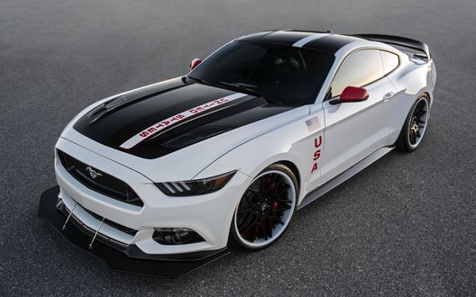 Обои на рабочий стол Автомобиль Ford Mustang Apollo Edition стои на дороге