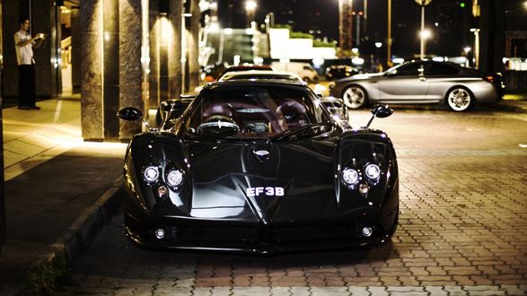 Обои на рабочий стол Автомобиль Pagani Zonda ночью в городе