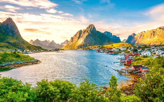Обои на рабочий стол Норвегия, домики расположенные у горного озера
