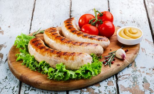 Обои на рабочий стол Купаты с помидорами и горчицей