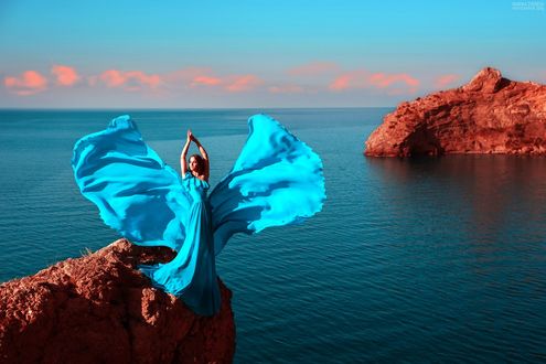 Обои на рабочий стол Девушка в голубом платье стоит на фоне моря, фотограф Marika Zvereva