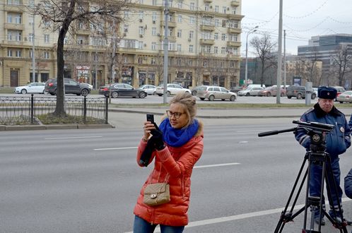 Обои на рабочий стол Девушка с телефоном на улице города