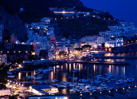 Обои на рабочий стол Вид на вечернюю гавань в Sorrento Positano в Италии