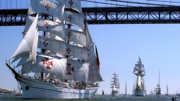 Обои на рабочий стол Парад парусников, море, мост, небо