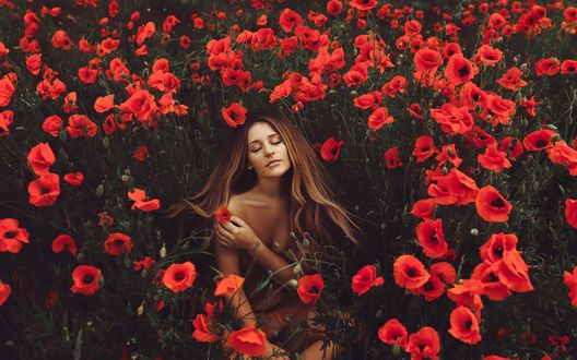 Фото девушки в лесу с цветами