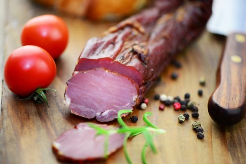 Обои на рабочий стол Мясные полуфабрикаты и помидоры