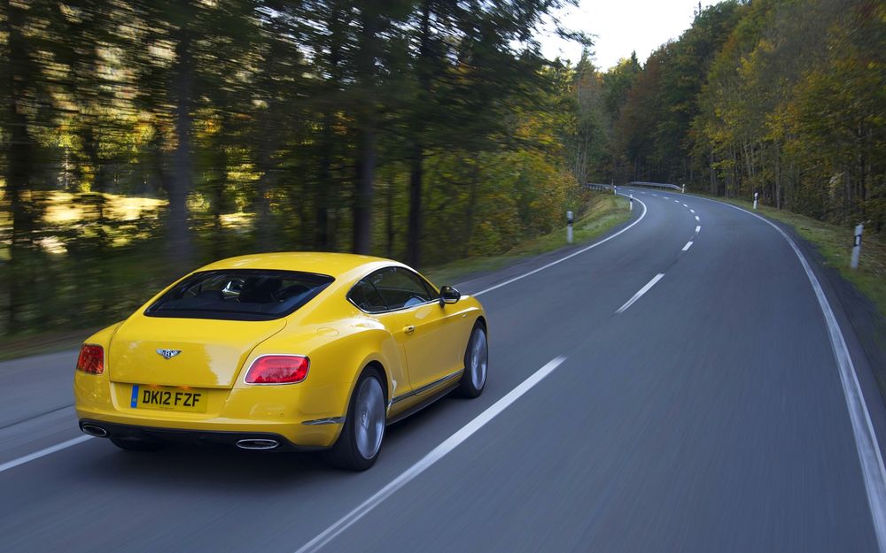 Обои для рабочего стола Авто, желтый Bentley Continental GT едет по дороге