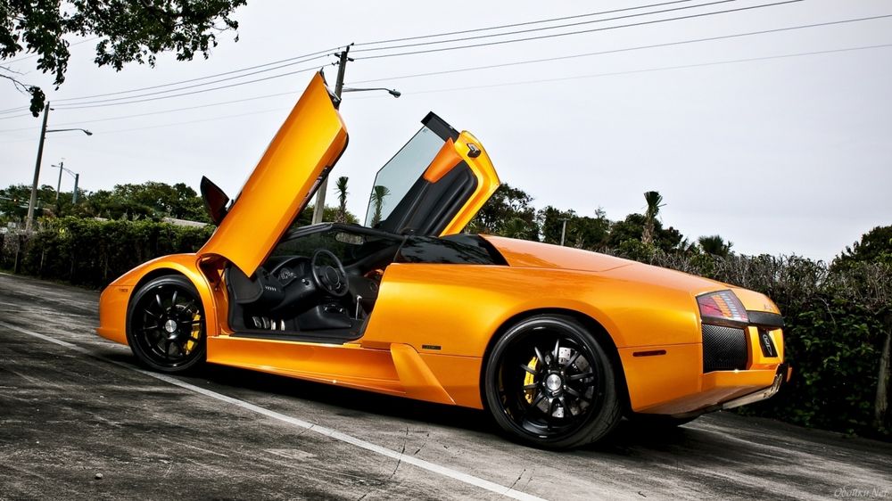 Обои для рабочего стола Желтый Lamborghini / Ламборджини стоит на дороге