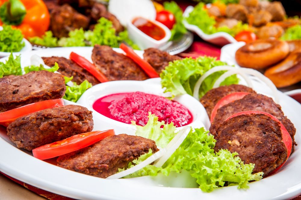 Обои для рабочего стола Мясые изделия с соусом и листьями салата