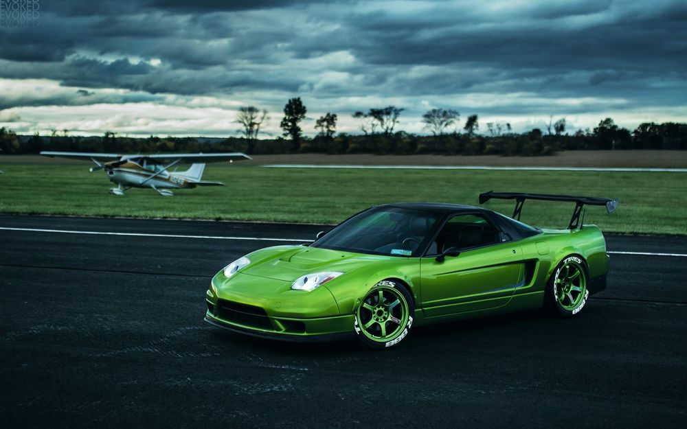 Обои для рабочего стола Honda Acura NSX на взлетной полосе на фоне самолета