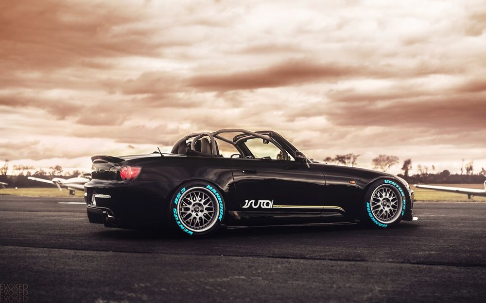 Обои для рабочего стола Honda s2000 на фоне пасмурного неба и самолетов