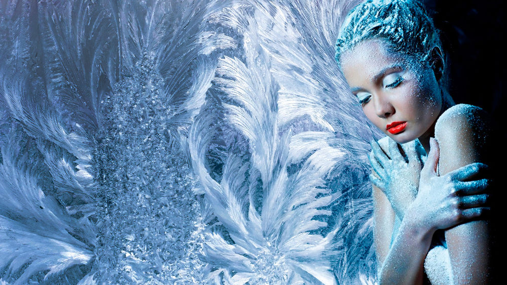 Обои для рабочего стола Девушка на фоне зимнего узора
