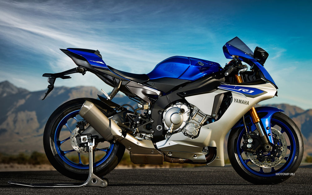 Обои для рабочего стола Синий Ямаха YZF-R1 / Yamaha YZF-R1 стоит на дороге на фоне гор и неба
