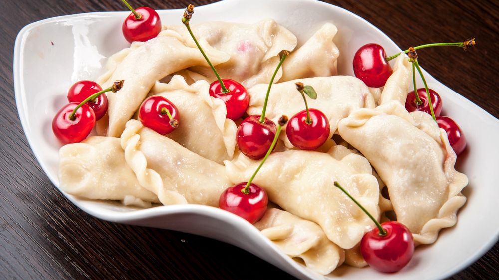 Обои для рабочего стола Спелые вишни для пирога / Empanadas y bayas en un plato