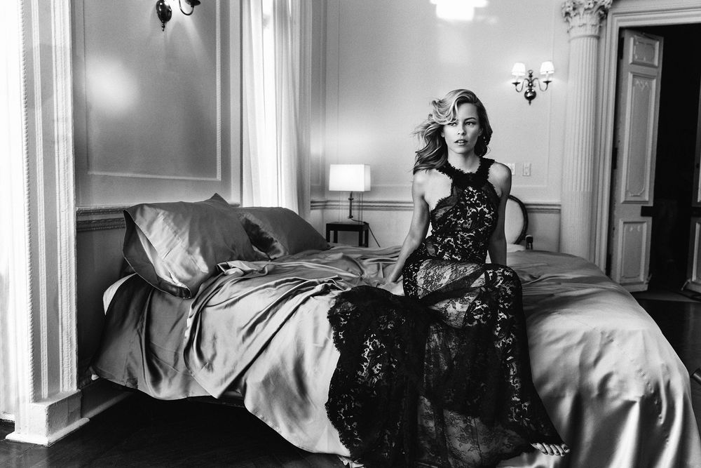 Обои для рабочего стола Актриса Elizabeth Banks в кружевном платье сидит на кровати в номере отеля