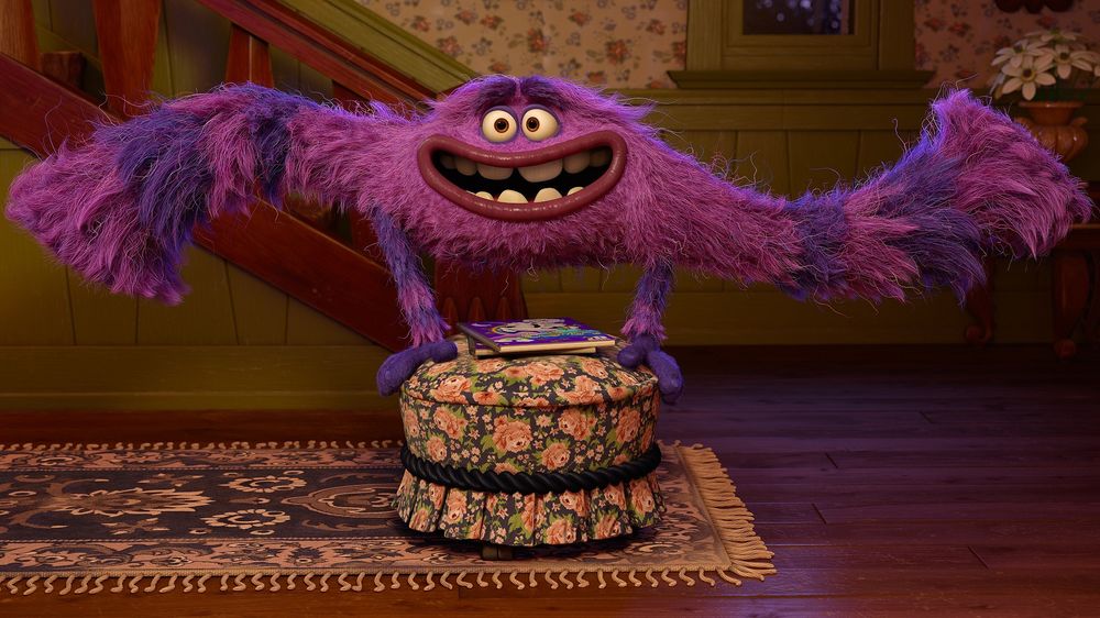 Oboi Personazh Filma Universitet Monstrov Monsters University Skmidt Delaet Stojku Na Rukah Na Kruglom Pufike Na Rabochij Stol