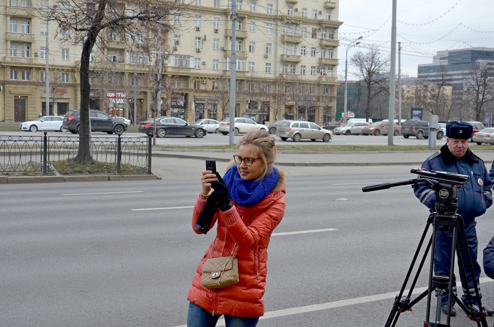 Обои для рабочего стола Девушка с телефоном на улице города