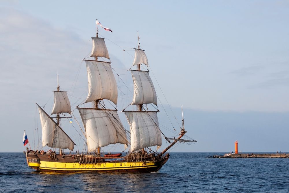 Обои для рабочего стола Buque de vela en el mar / Парусное судно в море, на фоне маяка