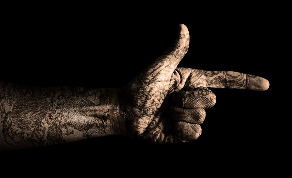 Обои для рабочего стола Mano con tatuaje en un fondo negro / Рука с татуировкой на черном фоне