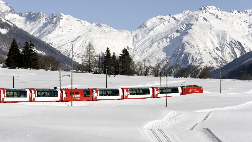 Обои для рабочего стола Пассажирский поезд в снегах в Швейцарии