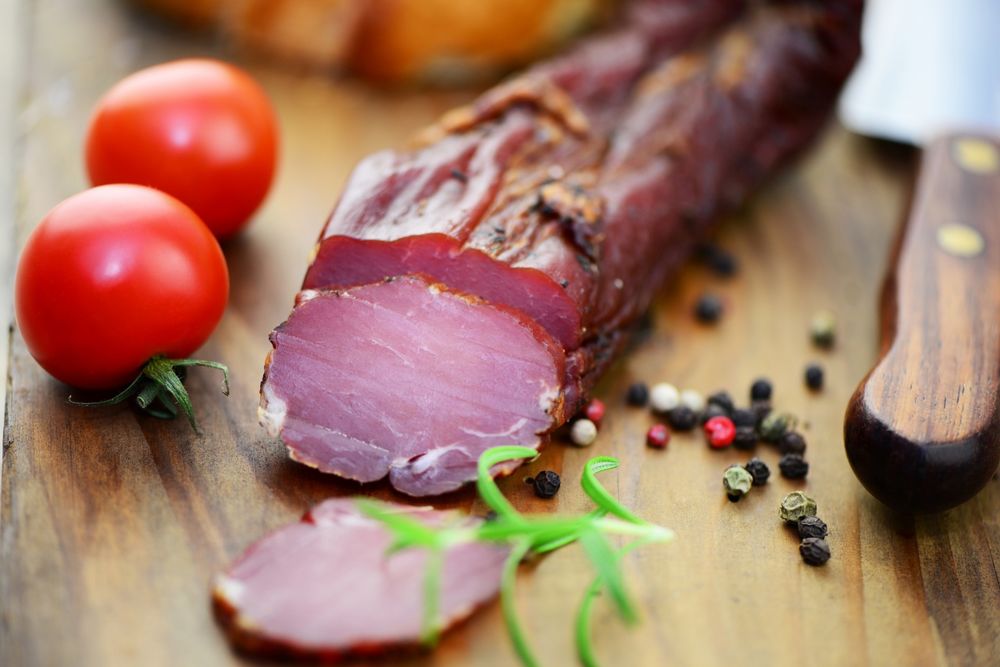 Обои для рабочего стола Мясные полуфабрикаты и помидоры