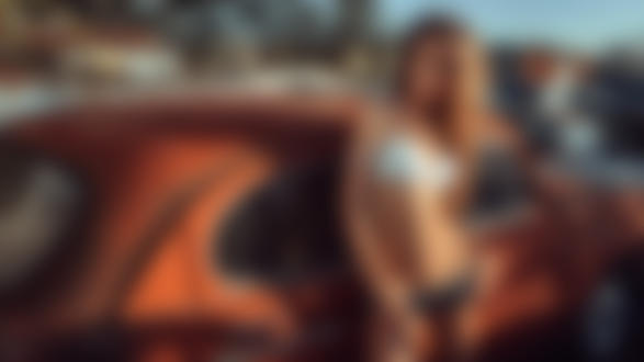 Обои на рабочий стол Девушка стоит возле автомобиля
