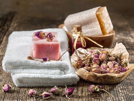 Обои на рабочий стол Spa набор, мыло, полотенце и сухие бутоны роз лежат на деревянном столе