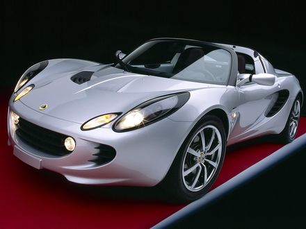 Обои на рабочий стол Белый суперкар Lotus Elise на красной дорожке