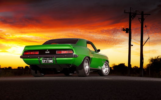 Обои на рабочий стол Зеленая Chevrolet Camaro SS 1969 года сзади на фоне заката