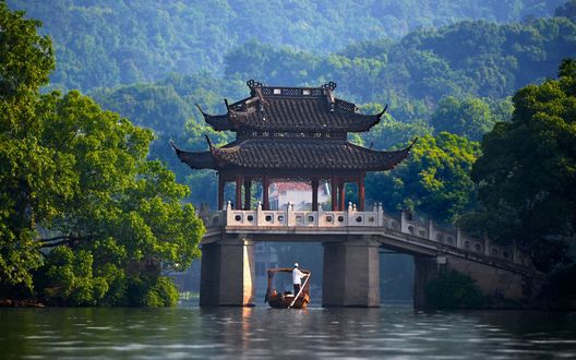 Обои на рабочий стол China / Китай, мужчина проплывающий на лодке через арку моста