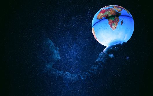 Обои на рабочий стол Девушка стоит в темноте и держит в руках светящийся глобус
