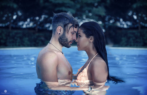 Обои на рабочий стол Девушка и мужчина стоят в воде, фотограф Alessandro Di Cicco