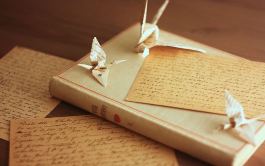 Обои на рабочий стол Бумажные журавлики на книге