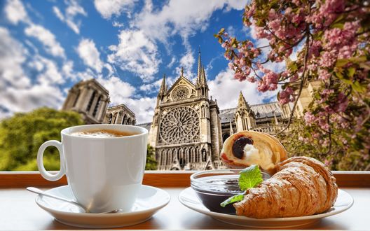 Обои на рабочий стол Paris, France, Notre Dame, кружечка ароматного кофе стоит на столе рядом с круассаном лежащим на тарелке с джемом