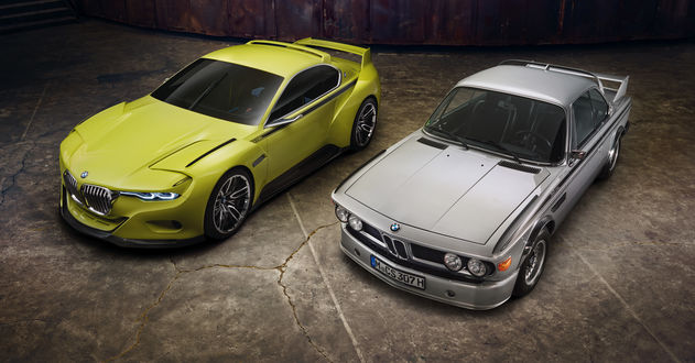 Обои на рабочий стол BMW стоят на парковке отец и сын