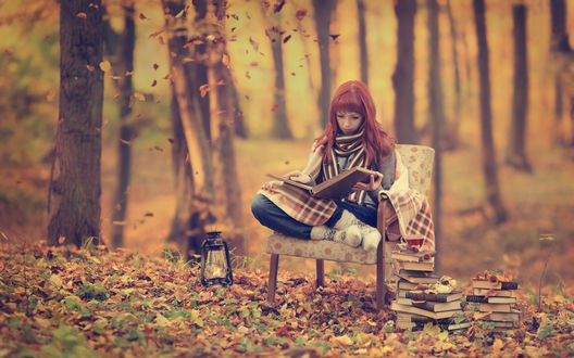 Обои на рабочий стол Девушка читает книги в осеннем лесу