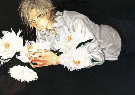 Обои на рабочий стол Kuranosuke Shiraishi лежа любуется белыми цветами из аниме Prince of Tennis / Принц тенниса, art by Akira Houjou