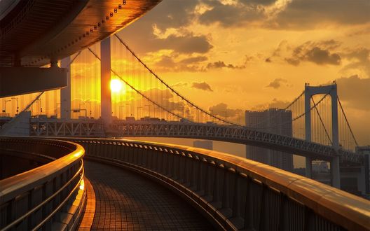 Обои на рабочий стол Солнце на закате освещает мост