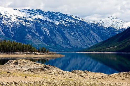 Обои на рабочий стол Горы, окружают озеро Луиз, Canada / Канада