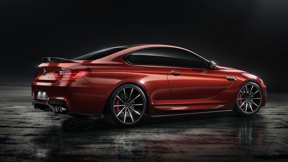 Обои на рабочий стол Красный BMW стоит на мокром асфальте