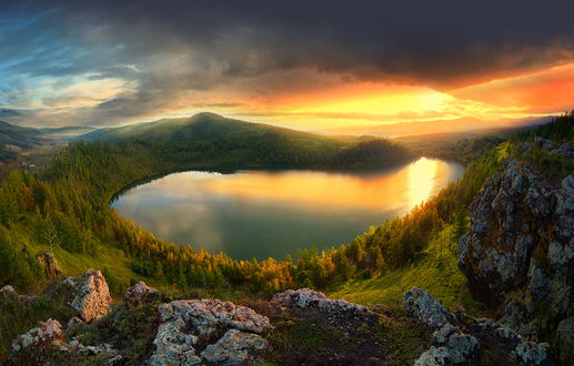 Обои на рабочий стол Работа Heavenly Lake In The Camel Hump Mountain / небесный озеро в окружении горы Camel Hump, ву Shanye wuyu
