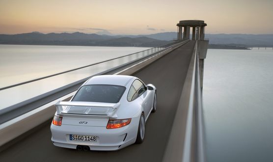Обои на рабочий стол Автомобиль Porshe gt3, спорткар мчится по мосту