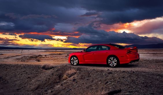 Обои на рабочий стол Dodge charger str8, автомобиль стоит на берегу, закат озаряет небеса