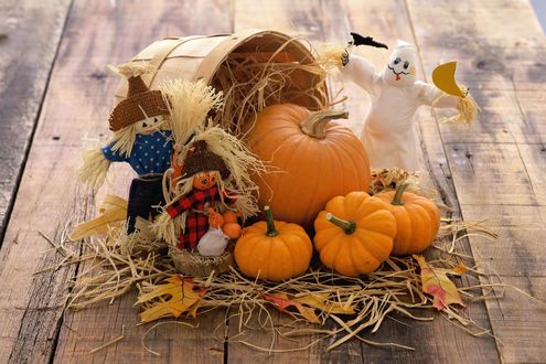 Обои на рабочий стол Натюрморт Happy Halloween, тыквы, талисманы и ведро на деревянном полу
