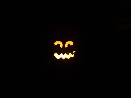 Обои на рабочий стол Жуткий светильник Джека горит в темноте на Хэллоуин / Halloween