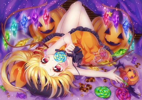 Обои на рабочий стол Фландр Скарлет / Flandre Scarlet из игры Проект Восток / Touhou Project с леденцом в руке лежит на кровати, рядом лежат сладости и хэллоуинские тыквы