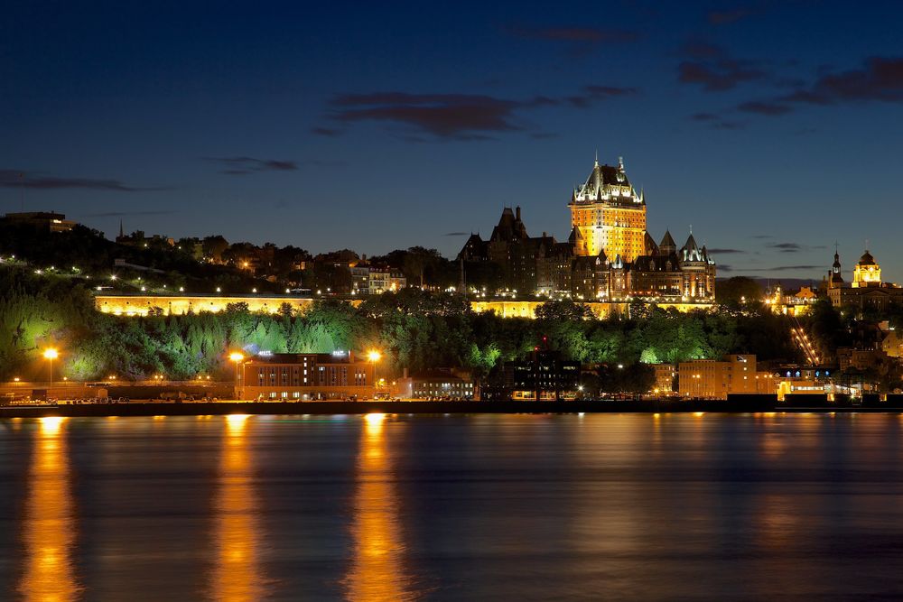 Обои для рабочего стола Огни ночного города отражаются в реке красивая панорама Квебека Канада