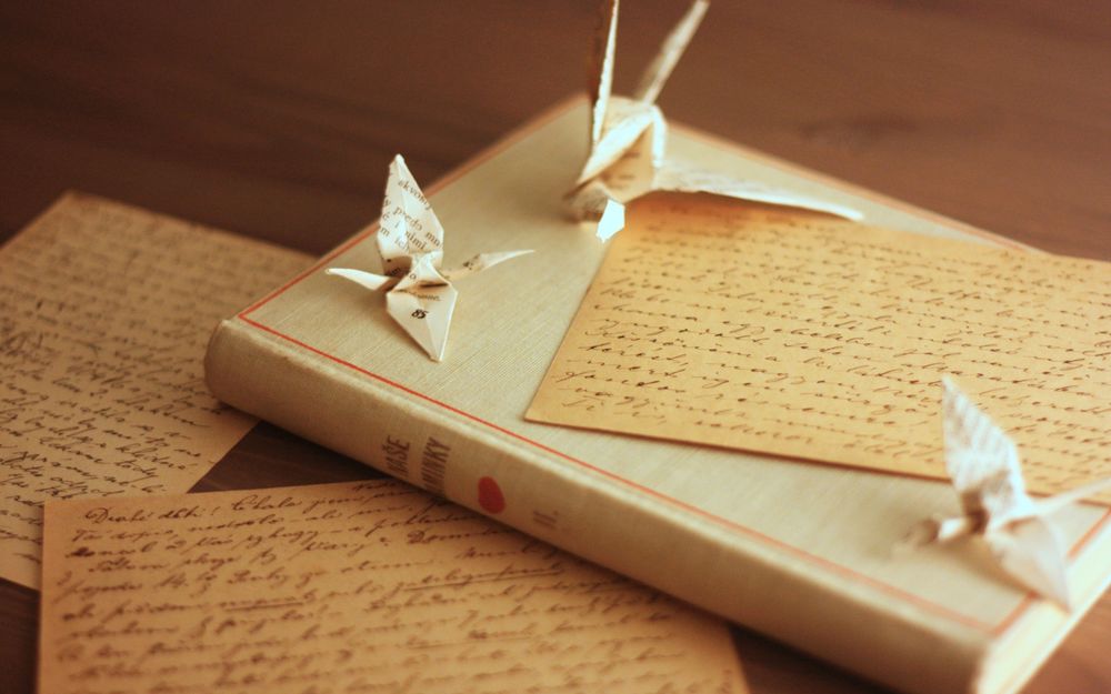 Обои для рабочего стола Бумажные журавлики на книге