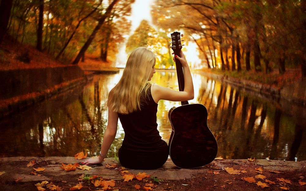 Девушка с гитарой со спины фото