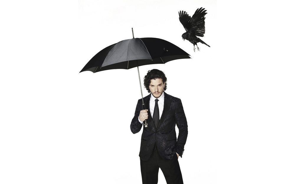 Обои для рабочего стола Актер Кит Харингтон / Kit Harington в черном костюме с зонтом в руке, фотограф Dean Chalkley